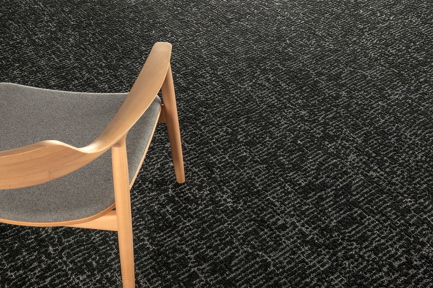 Detail image ooff Interface DL904 carpet tile with chair imagen número 2